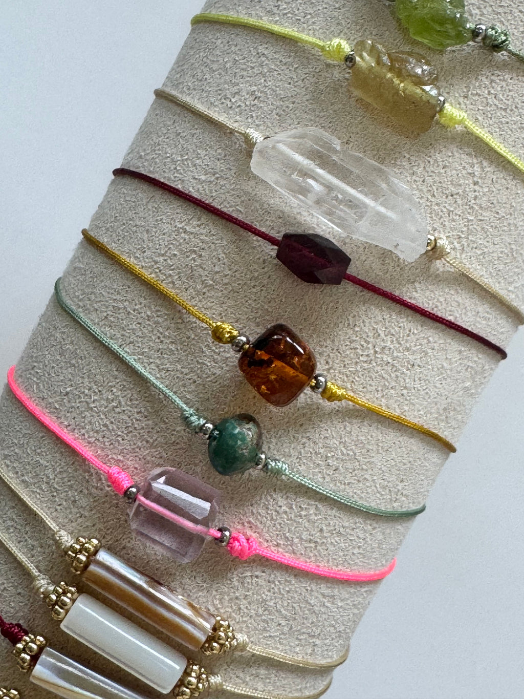 Bracciali colorati con pietre assortite