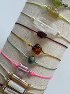 Bracciali colorati con pietre assortite