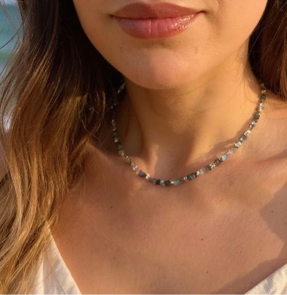 Collier opalescent, talisman – Opale noire d’Éthiopie, Pyrite et Labradorite | Protection, ancrage et lumière intérieure