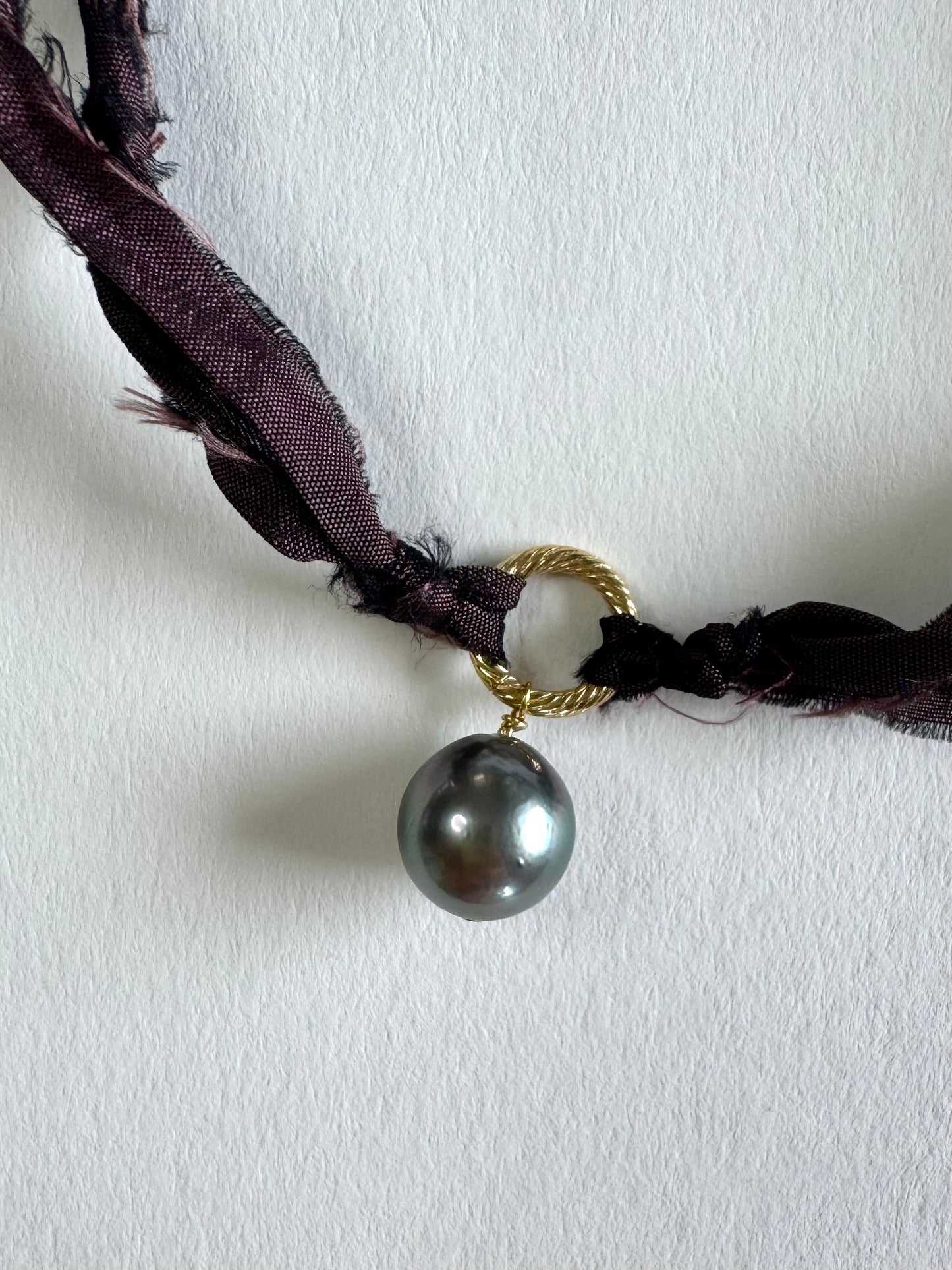 Collier perle de Tahiti sur ruban de soie — Le Mystère des Profondeurs