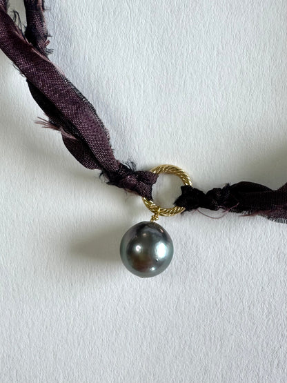 Collier perle de Tahiti sur ruban de soie — Le Mystère des Profondeurs