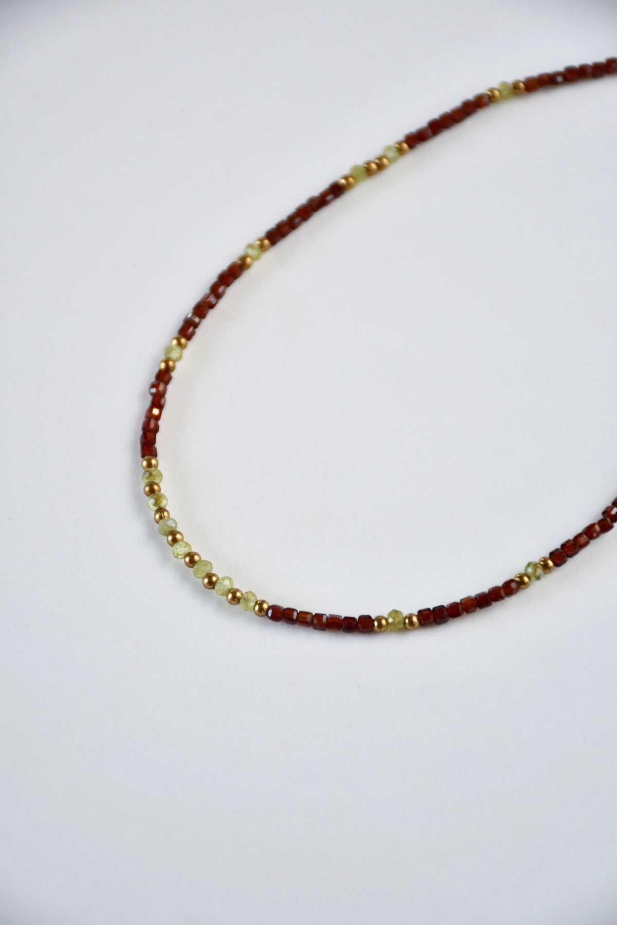 Collier fin Grenat & Péridot — Énergie vitale et joie lumineuse