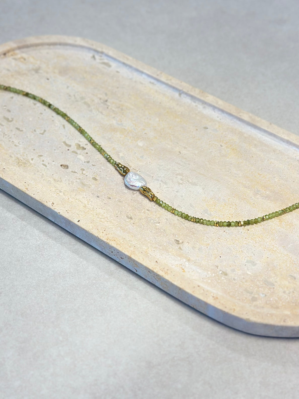 Collier perle d’eau douce & péridot – Sérénité et ancrage