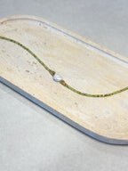 Collier perle d’eau douce & péridot – Sérénité et ancrage