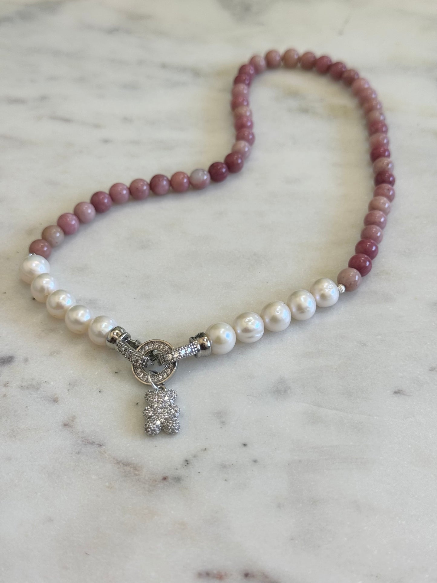 Collier Rhodonite & Perles d’eau douce — La douceur comme acte de courage