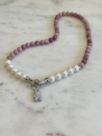 Collier Rhodonite & Perles d’eau douce — La douceur comme acte de courage