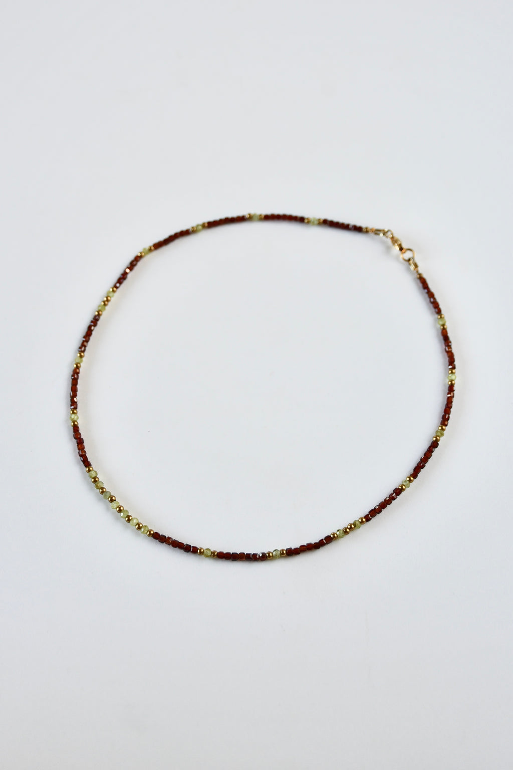 Collier fin Grenat & Péridot — Énergie vitale et joie lumineuse