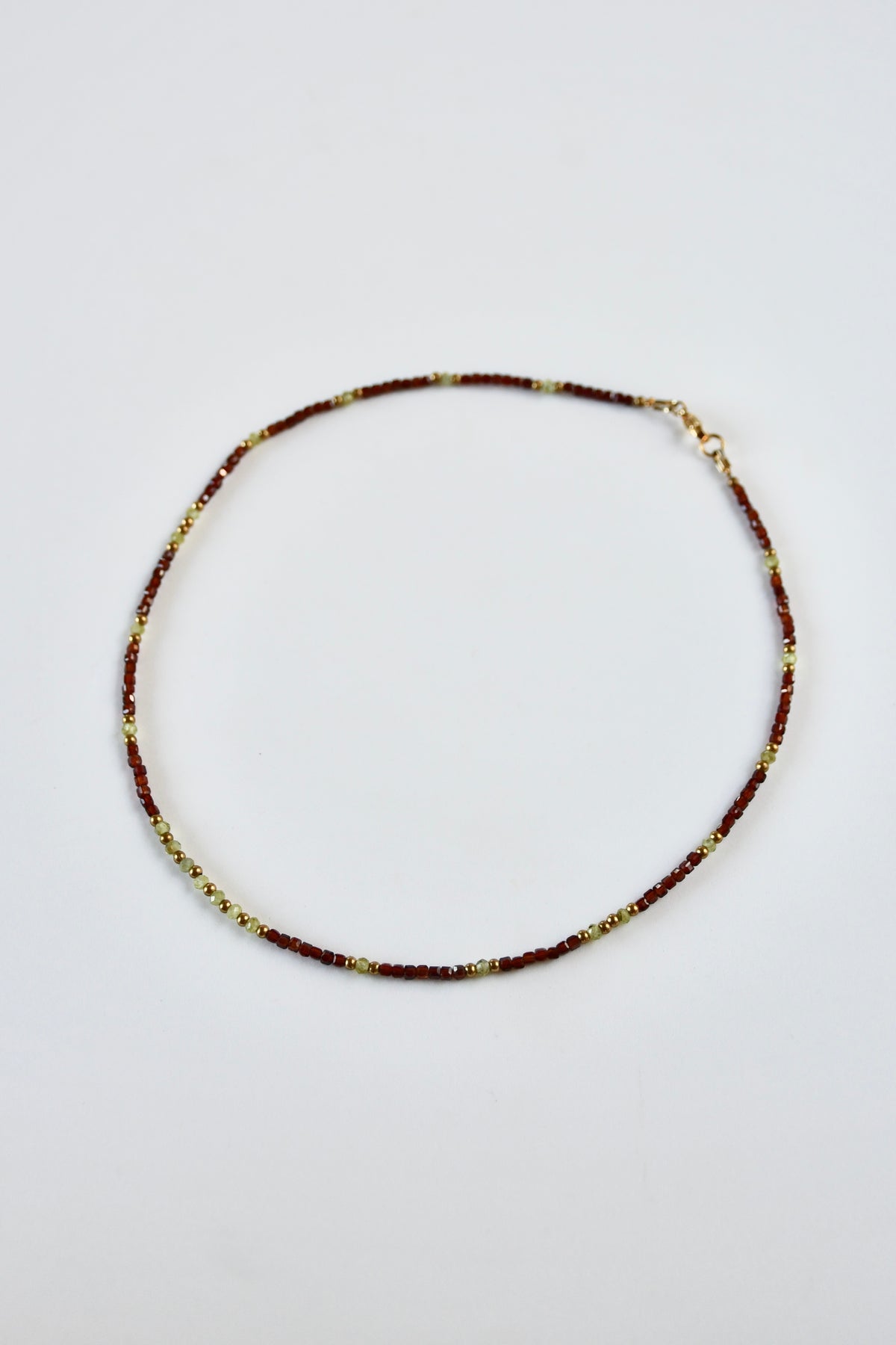 Collier fin Grenat & Péridot — Énergie vitale et joie lumineuse