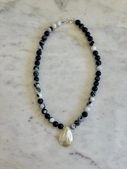 Collier Jaspe Zèbre & Coquillage nacre — L’équilibre entre la terre et la mer