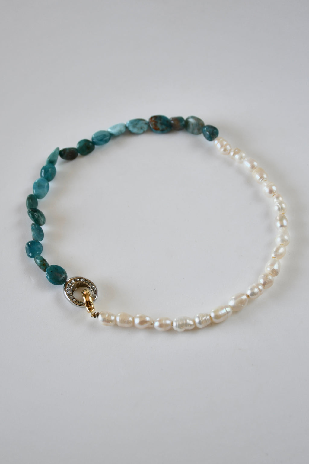Collier Apatite & Perles d’eau douce — Clarté intérieure et expression alignée