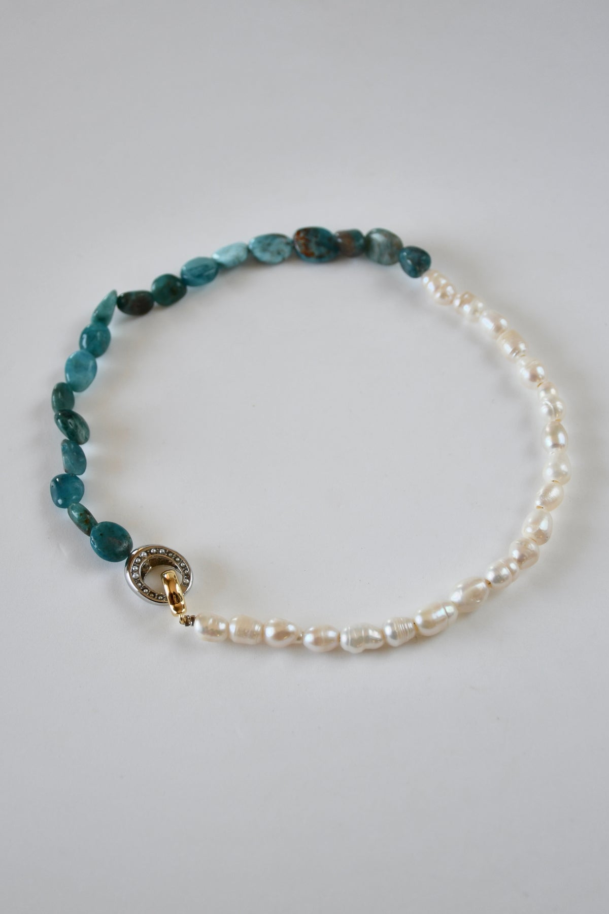 Collier Apatite & Perles d’eau douce — Clarté intérieure et expression alignée