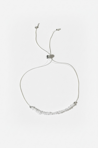 Divers bracelets sur fil de soie