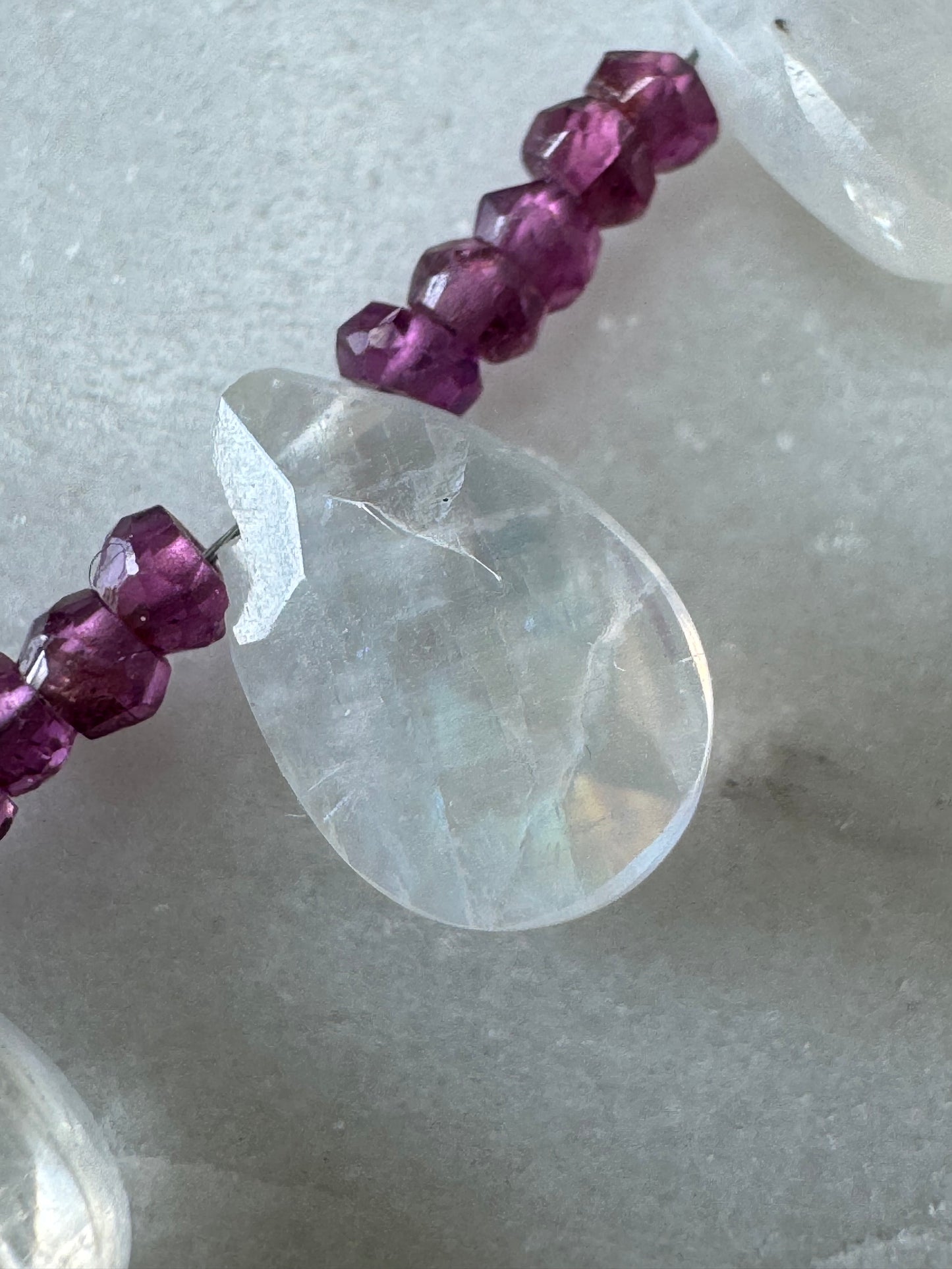 Collier Grenat Rhodolite & Pierre de lune — Le feu et le clair de lune