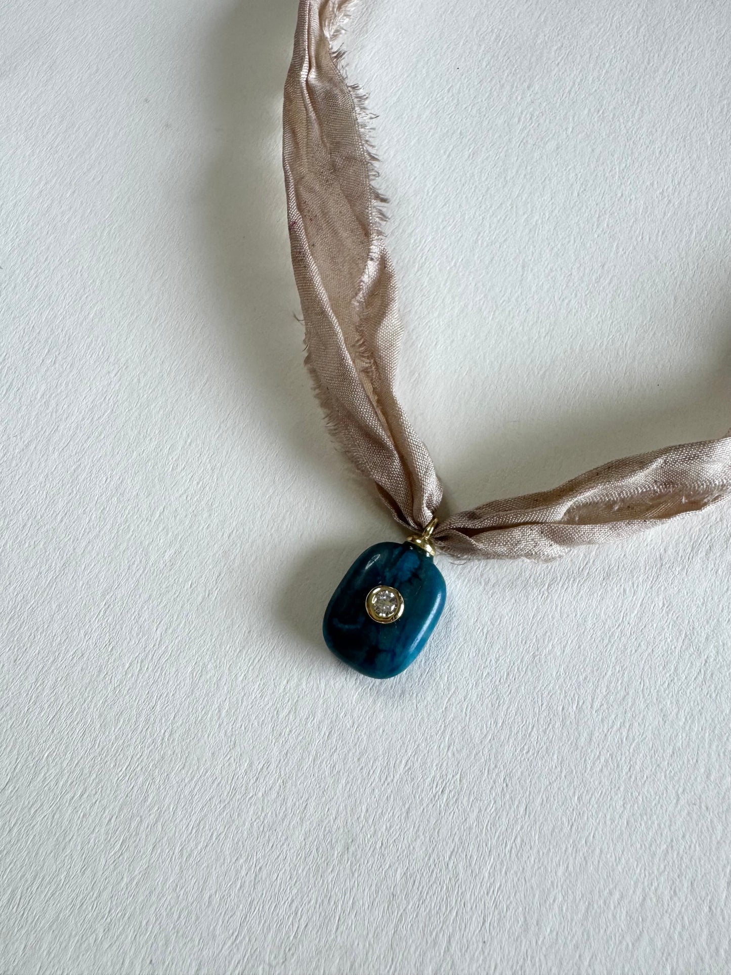 Collier Apatite sur ruban de soie — L’Éveil de la Clarté