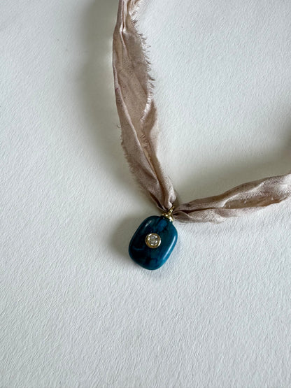 Collier Apatite sur ruban de soie — L’Éveil de la Clarté
