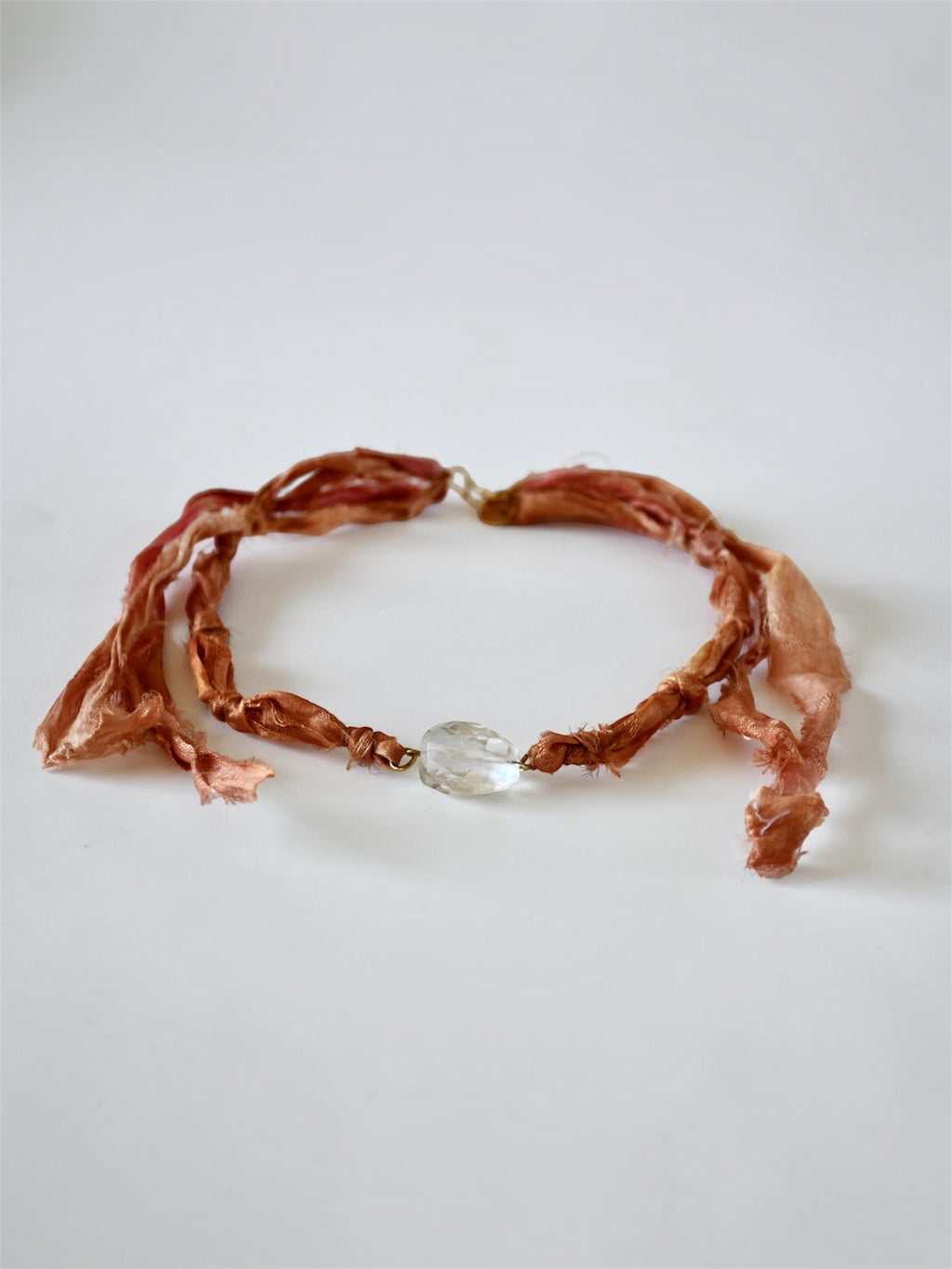 Collier Cristal de roche sur ruban de soie — Le Maître Silencieux