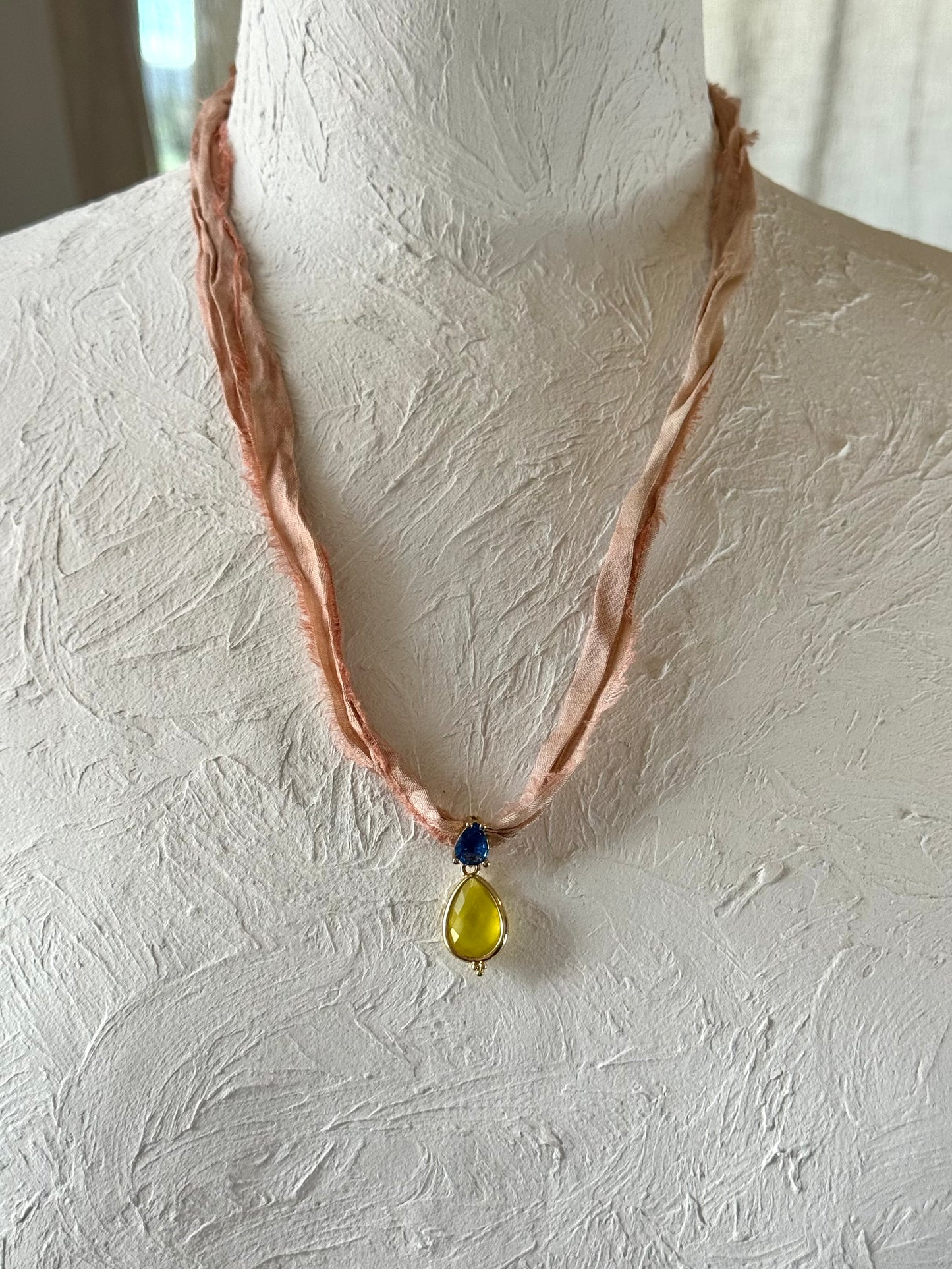 Collier Jade sur ruban de soie — La pierre des sages