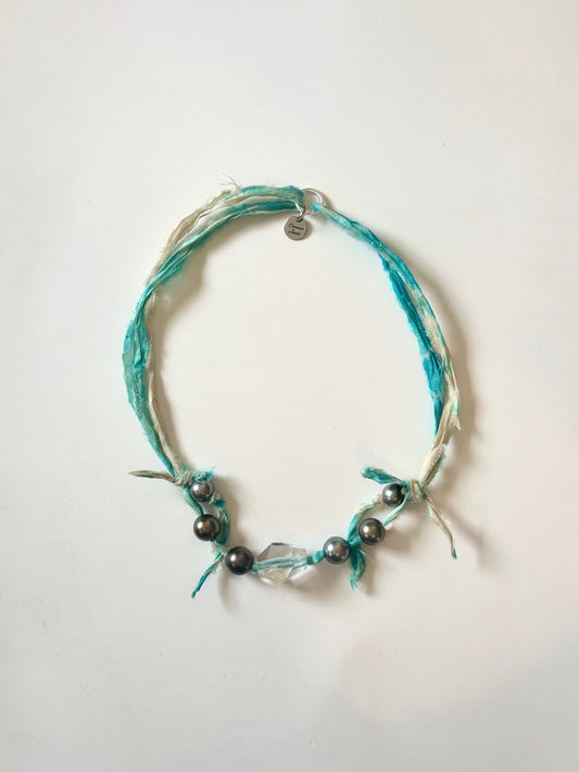 Collier Perles de Tahiti & Cristal de roche sur soie