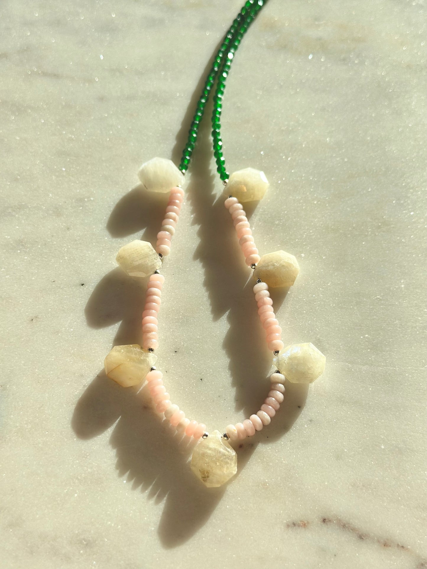 Collier Opale rose, Pierre de lune & Jade — Douceur émotionnelle et harmonie féminine