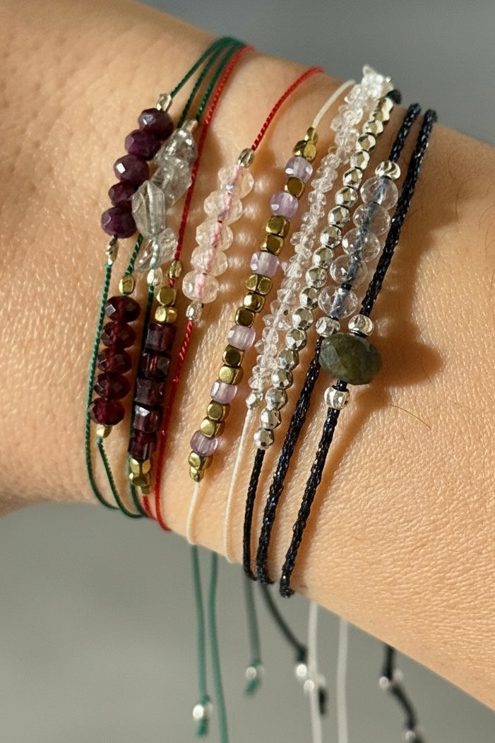 Divers bracelets sur fil de soie