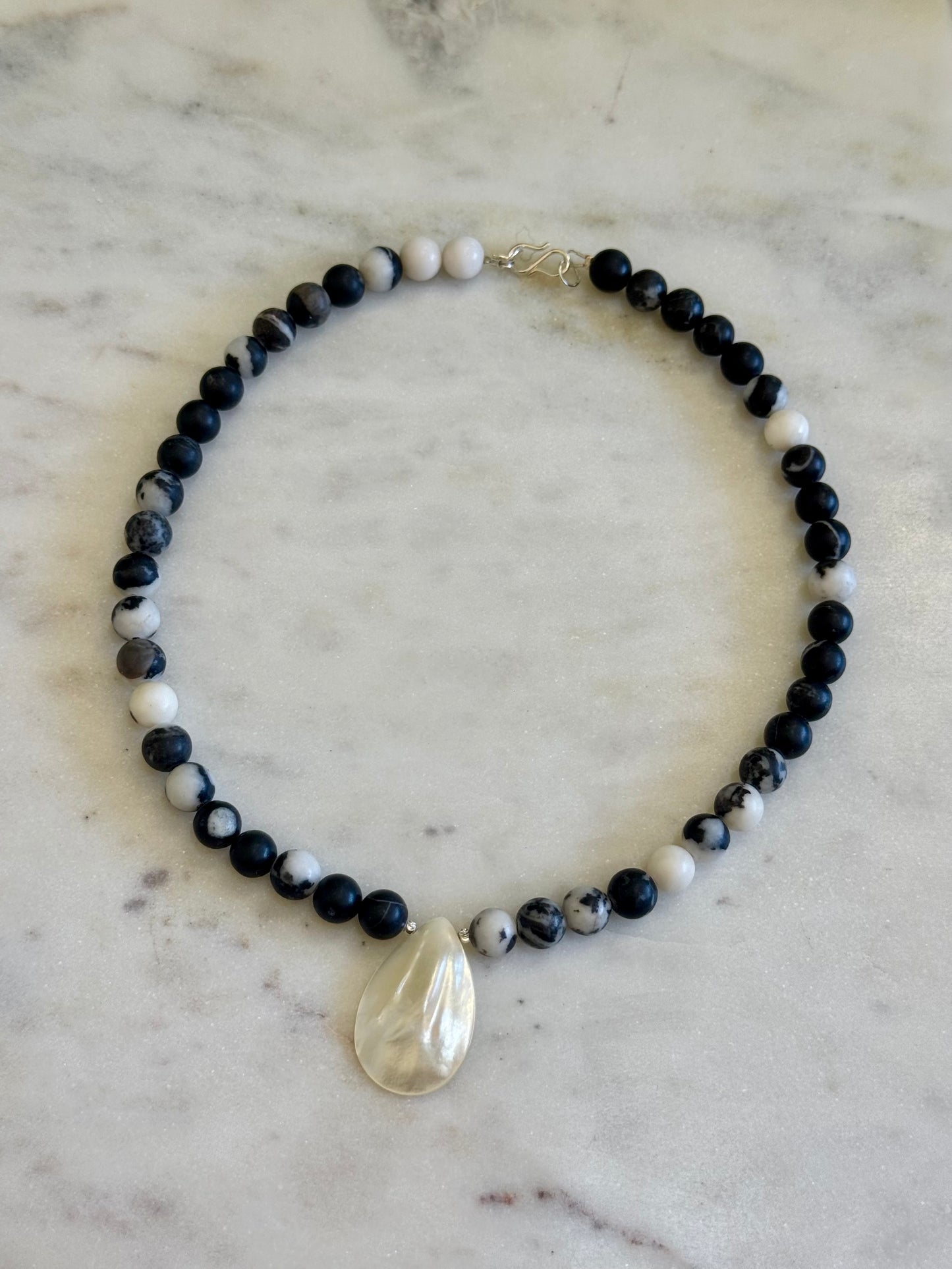 Collier Jaspe Zèbre & Coquillage nacre — L’équilibre entre la terre et la mer