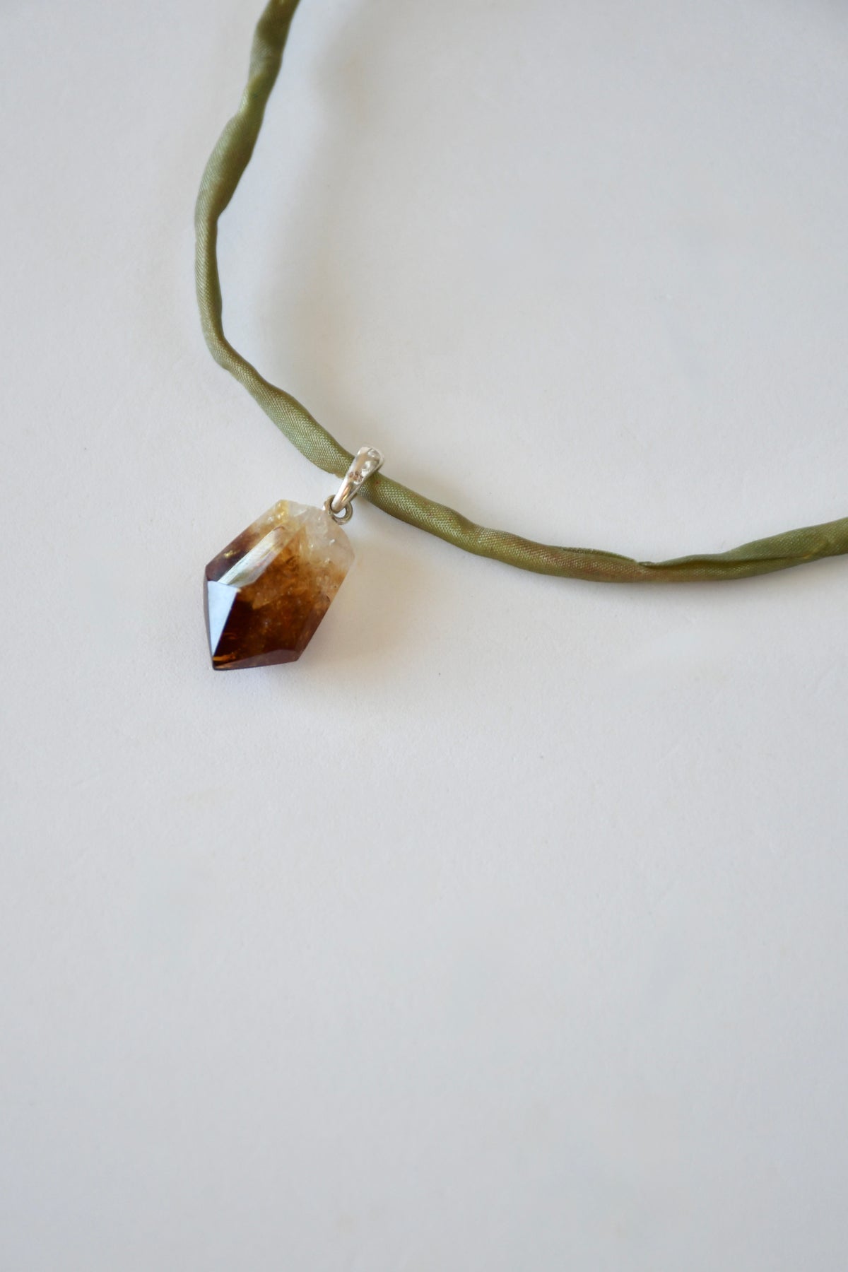 Collier Citrine sur soie — La Lumière Solaire