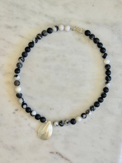 Collier Jaspe Zèbre & Coquillage nacre — L’équilibre entre la terre et la mer