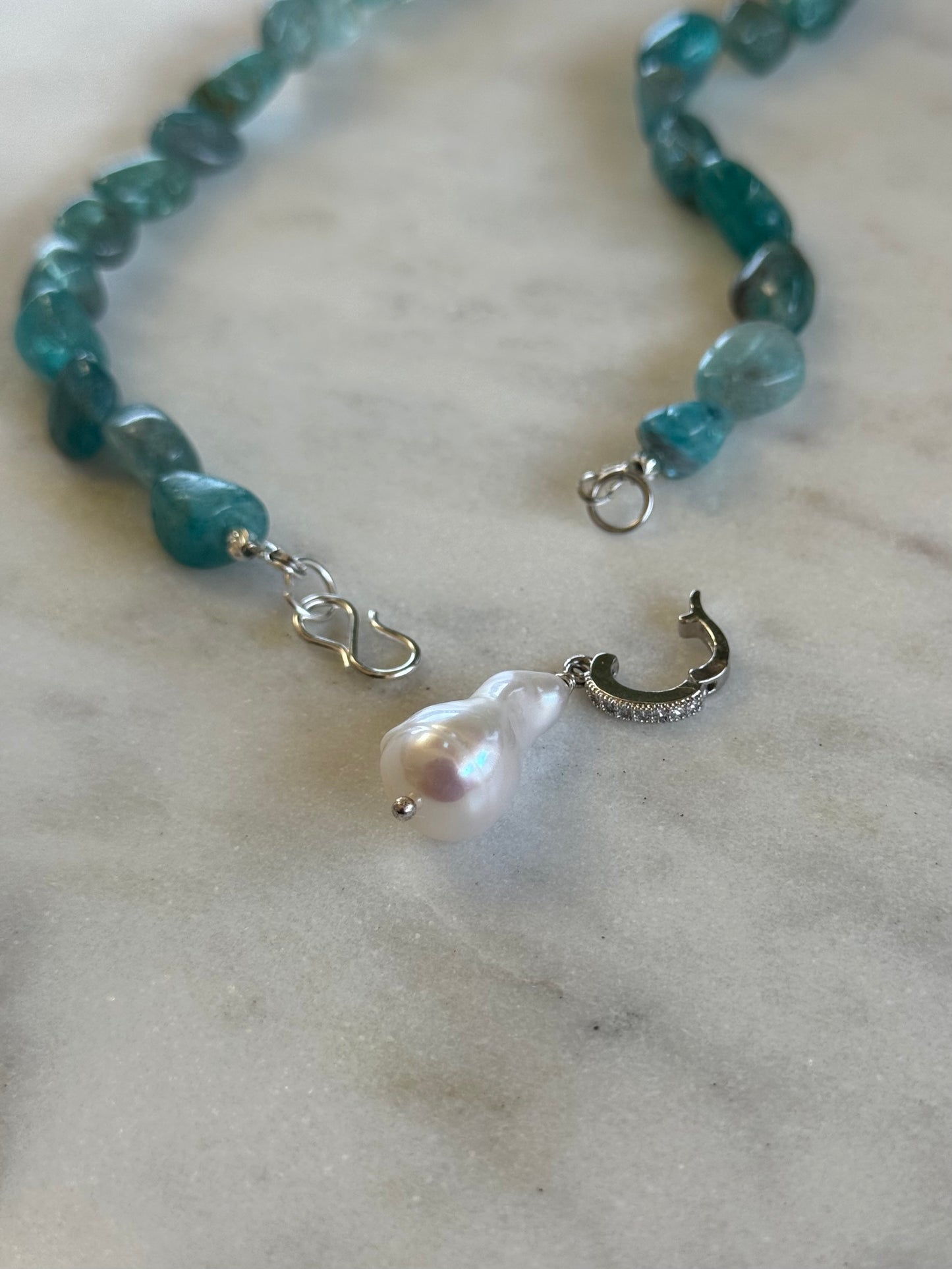 Collier Apatite & Perle d’eau douce — La voix de l’intuition