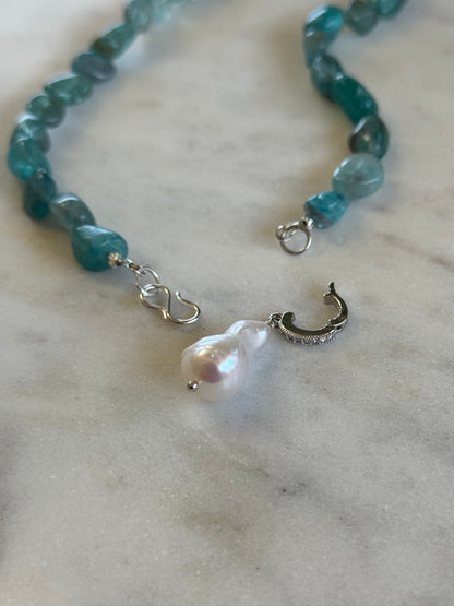 Collier Apatite & Perle d’eau douce — La voix de l’intuition