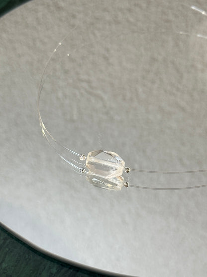 Divers colliers pierres semi précieuse sur fil cristal