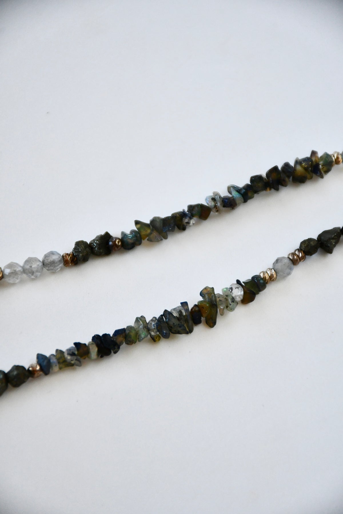 Collier opalescent, talisman – Opale noire d’Éthiopie, Pyrite et Labradorite | Protection, ancrage et lumière intérieure