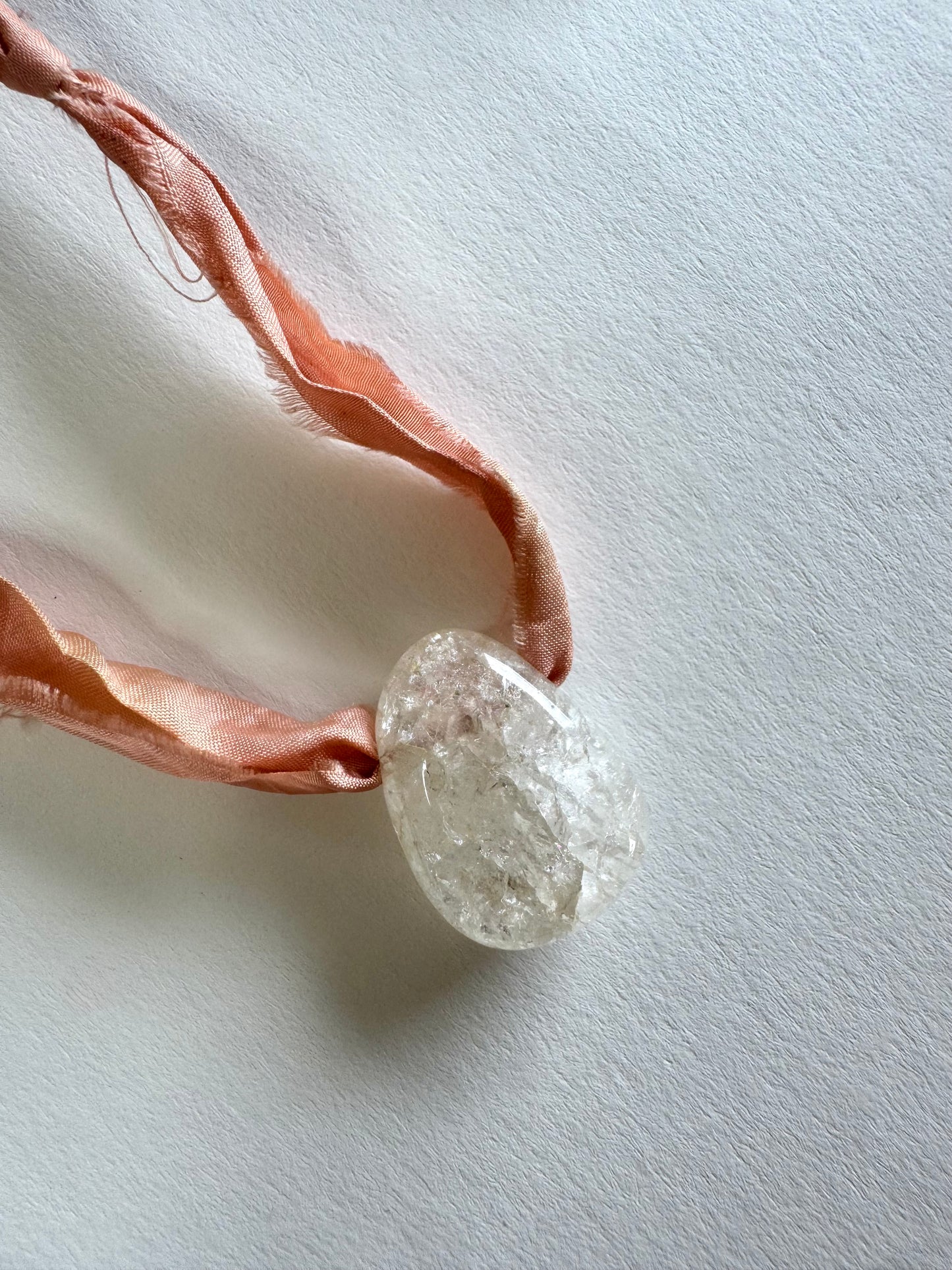 Collier Quartz craquelé sur ruban de soie — La Force Intérieure