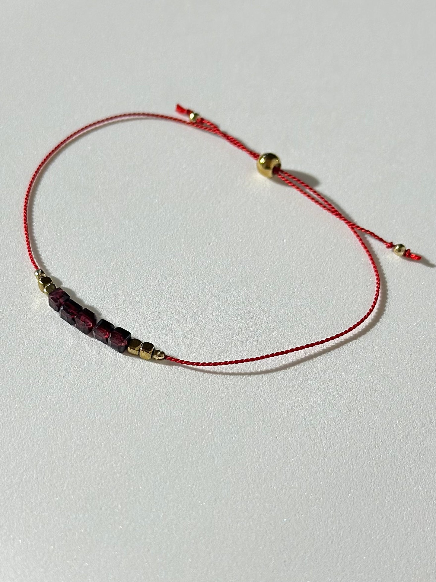 Divers bracelets sur fil de soie