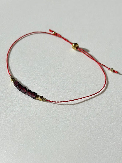Divers bracelets sur fil de soie