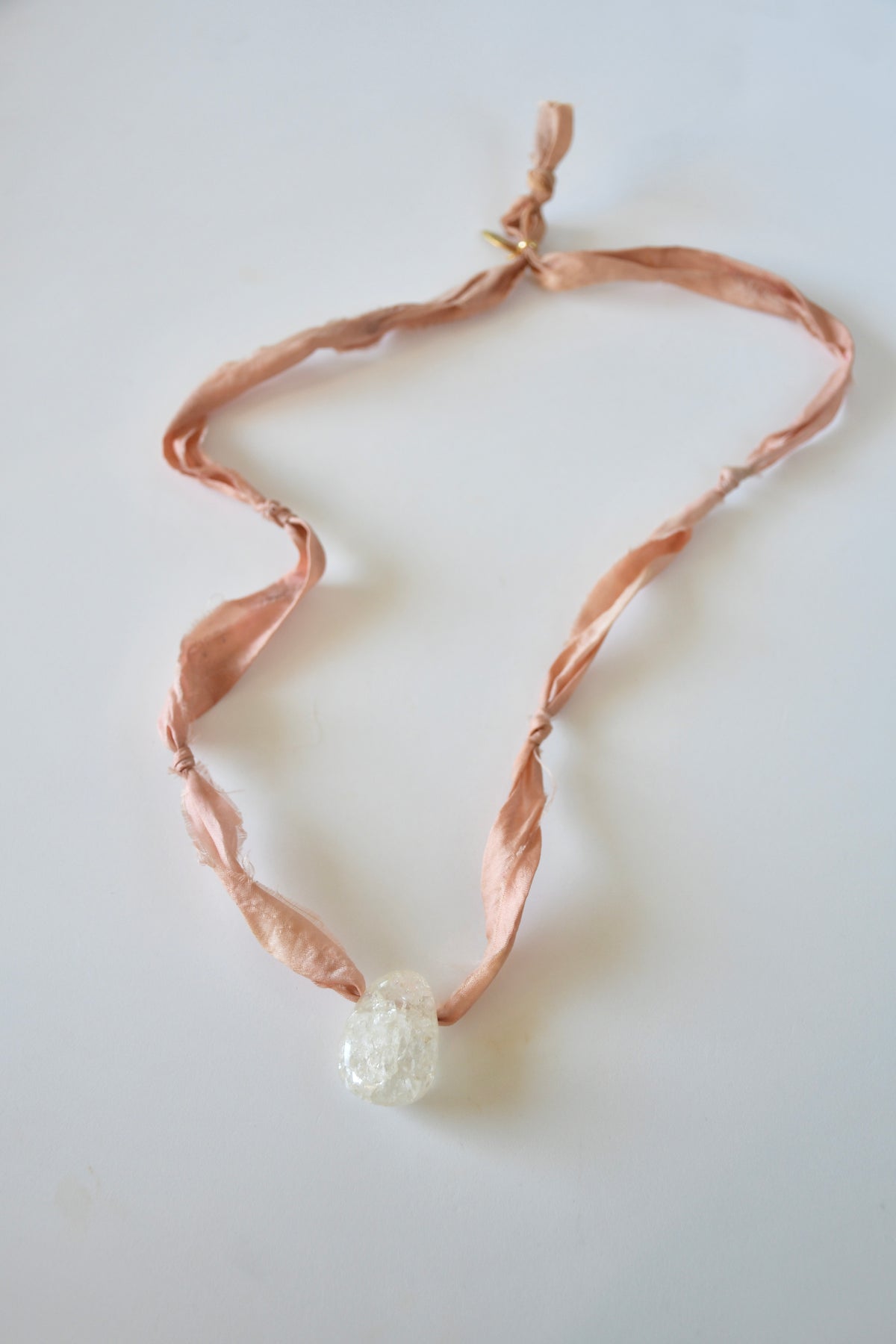 Collier Quartz craquelé sur ruban de soie — La Force Intérieure