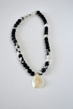Collier Jaspe Zèbre & Coquillage nacre — L’équilibre entre la terre et la mer