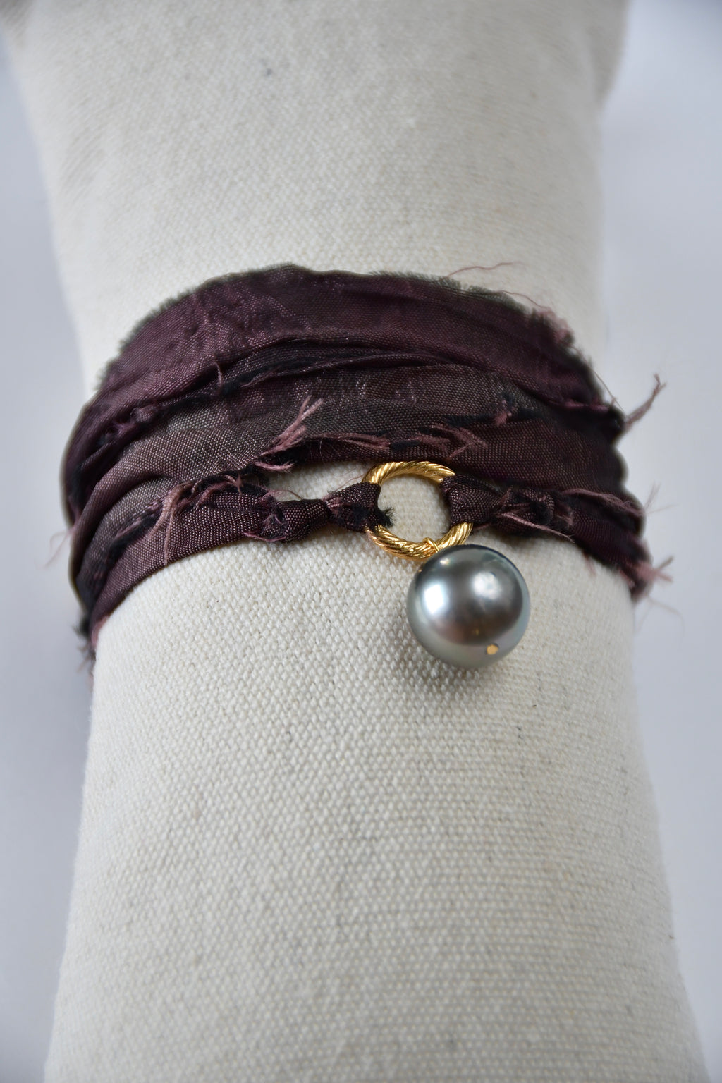 Collier perle de Tahiti sur ruban de soie — Le Mystère des Profondeurs