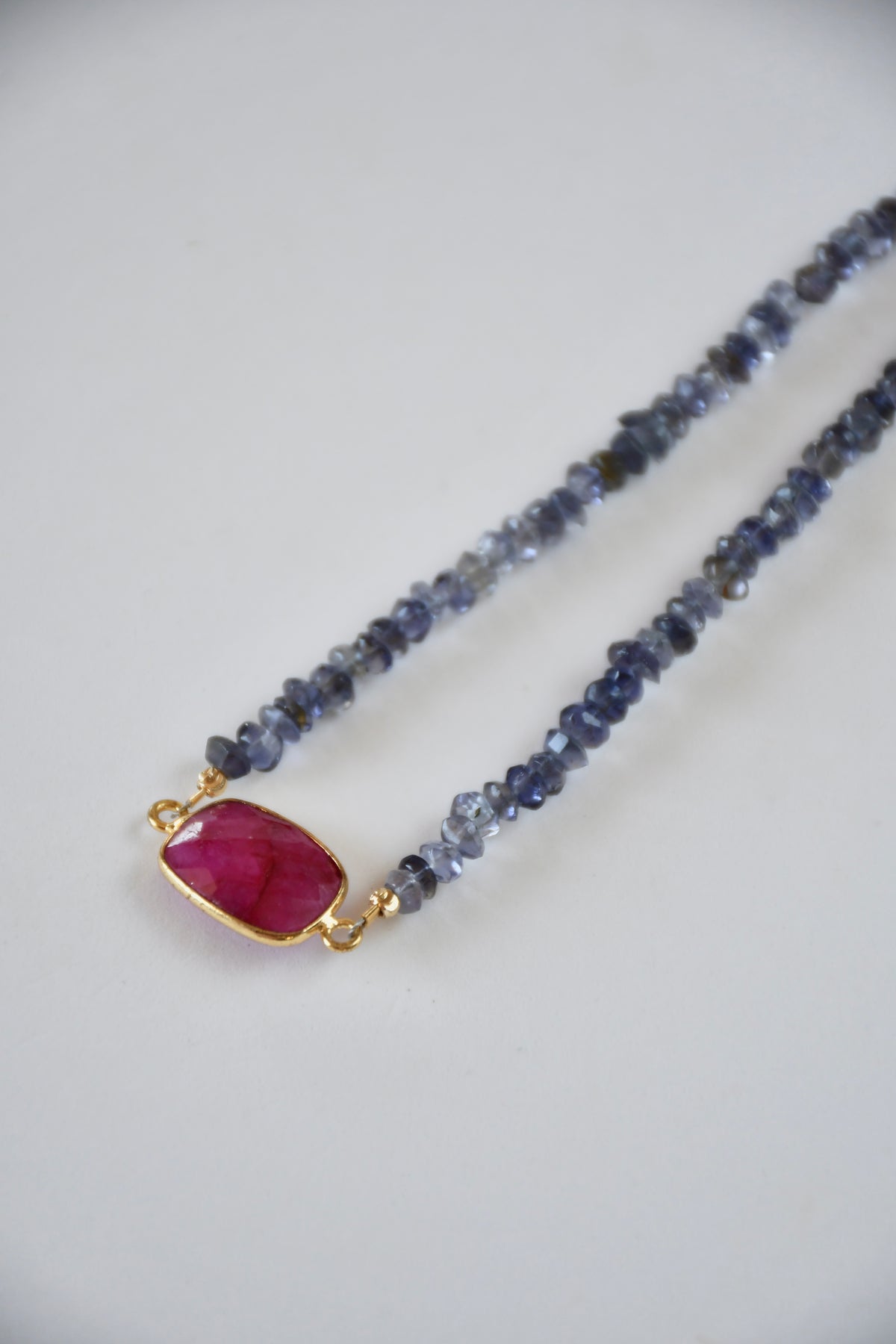 Collier Iolite & Rubis — Vision intérieure et feu du cœur