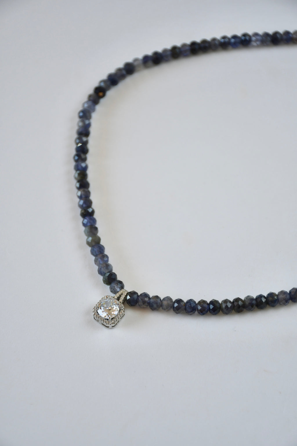 Collier Iolite & Zirconium — Vision intérieure et guidance intuitive