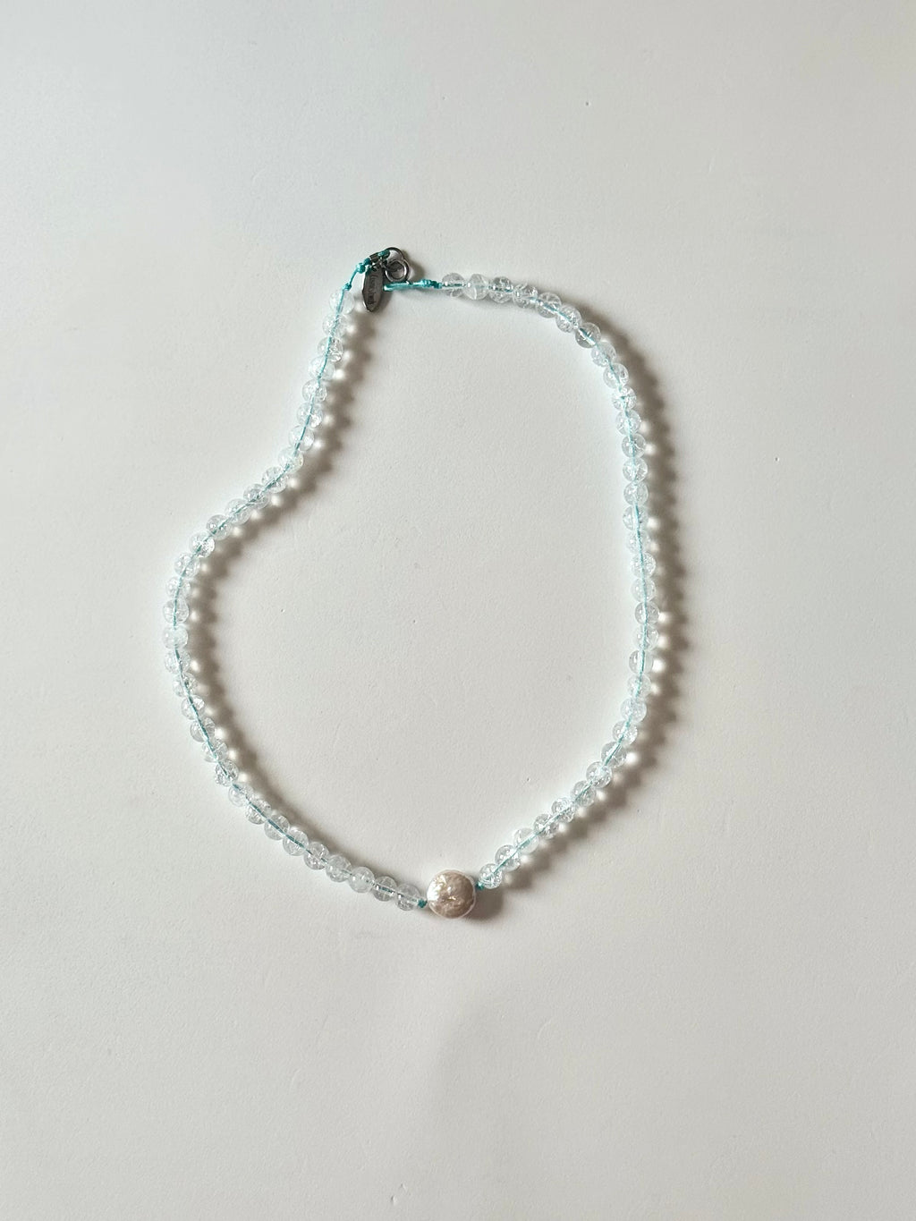 Halskette aus Bergkristall und Perle auf blauem Nylonfaden