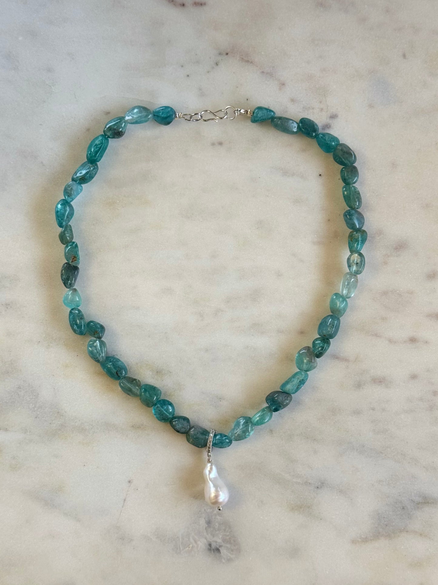 Collier Apatite & Perle d’eau douce — La voix de l’intuition