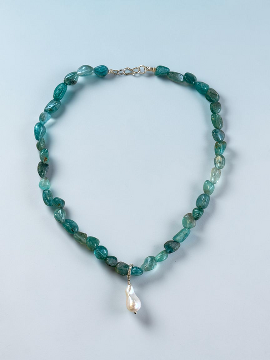 Collier Apatite & Perle d’eau douce — La voix de l’intuition