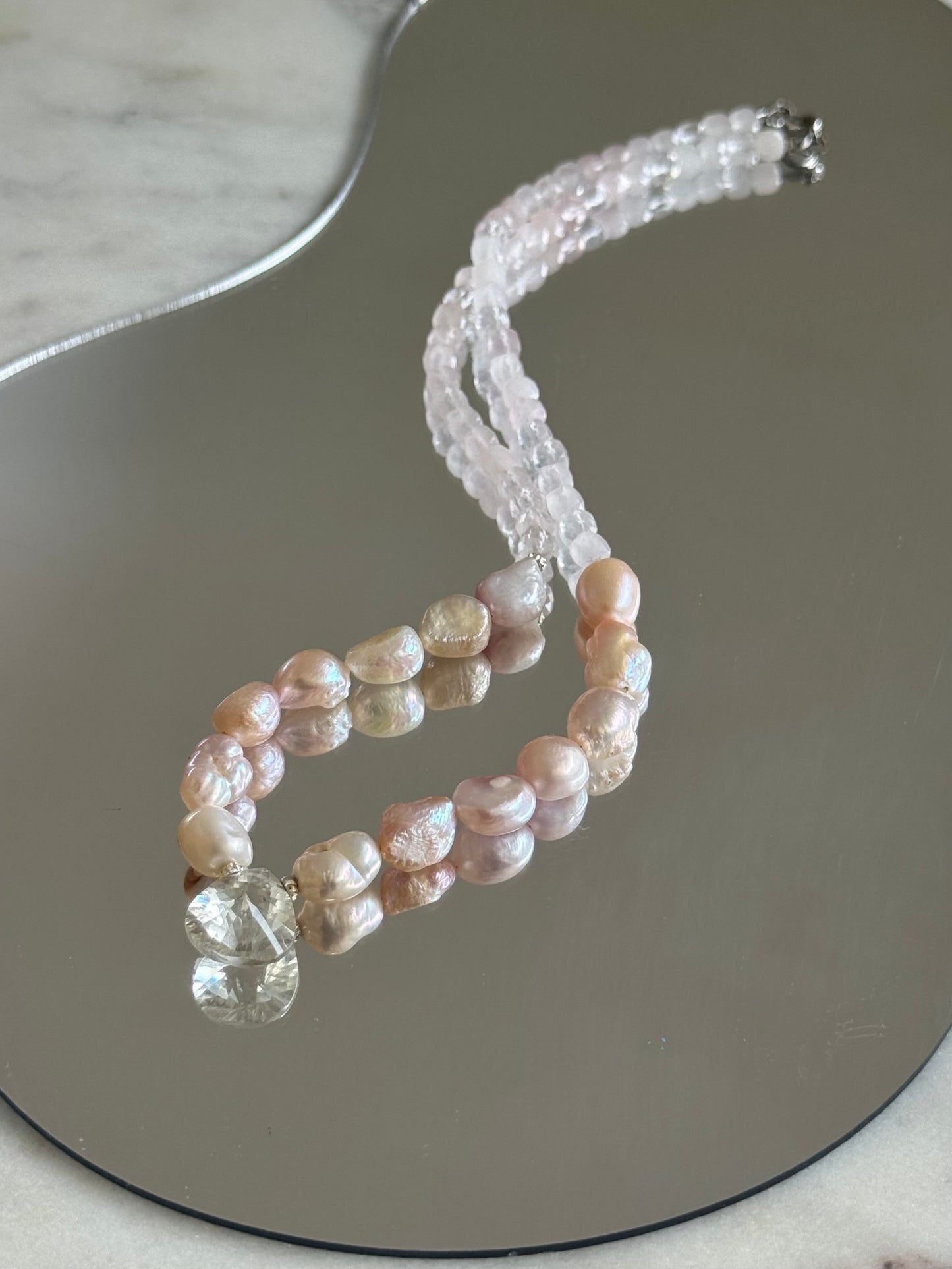Collier Quartz Rose, Cristal de Roche & Perle d’eau douce — La lumière du cœur