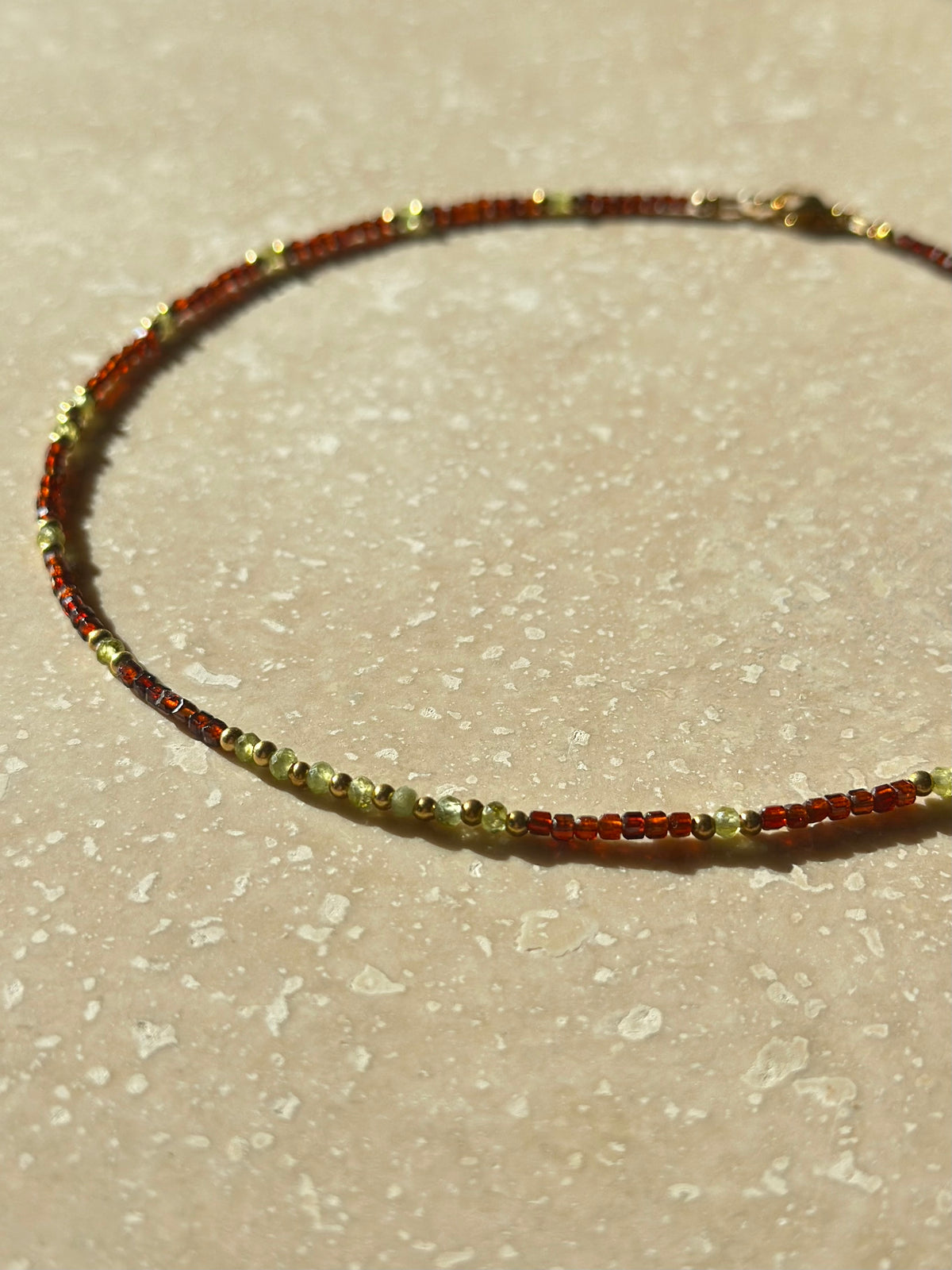 Collier fin Grenat & Péridot — Énergie vitale et joie lumineuse