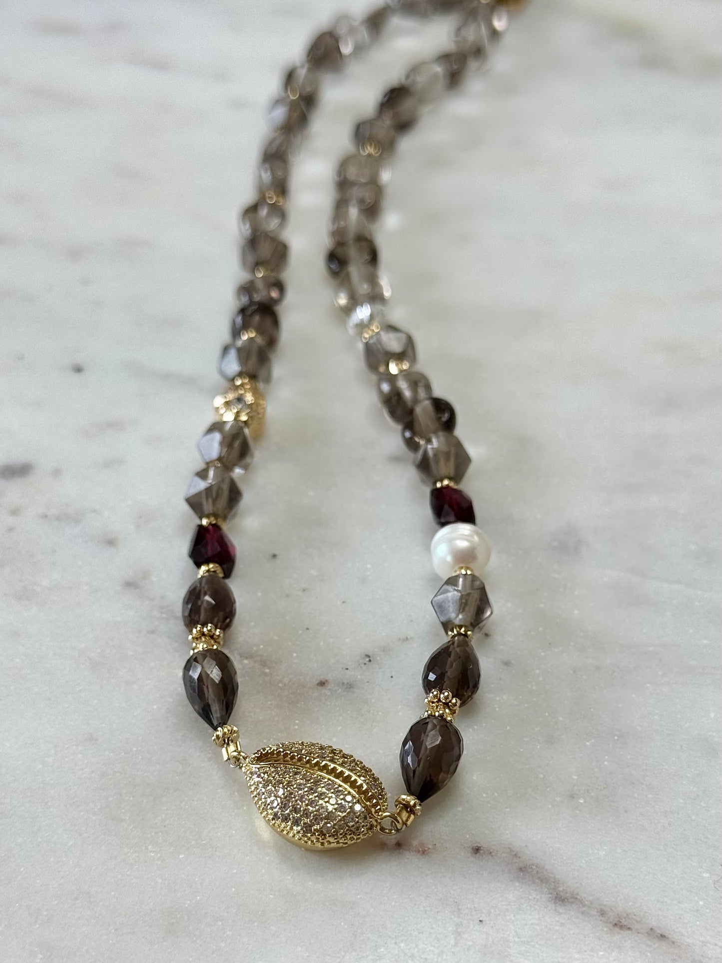 Collier Quartz fumé & Perle d’eau douce — L’ancrage lumineux