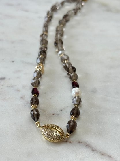 Collier Quartz fumé & Perle d’eau douce — L’ancrage lumineux