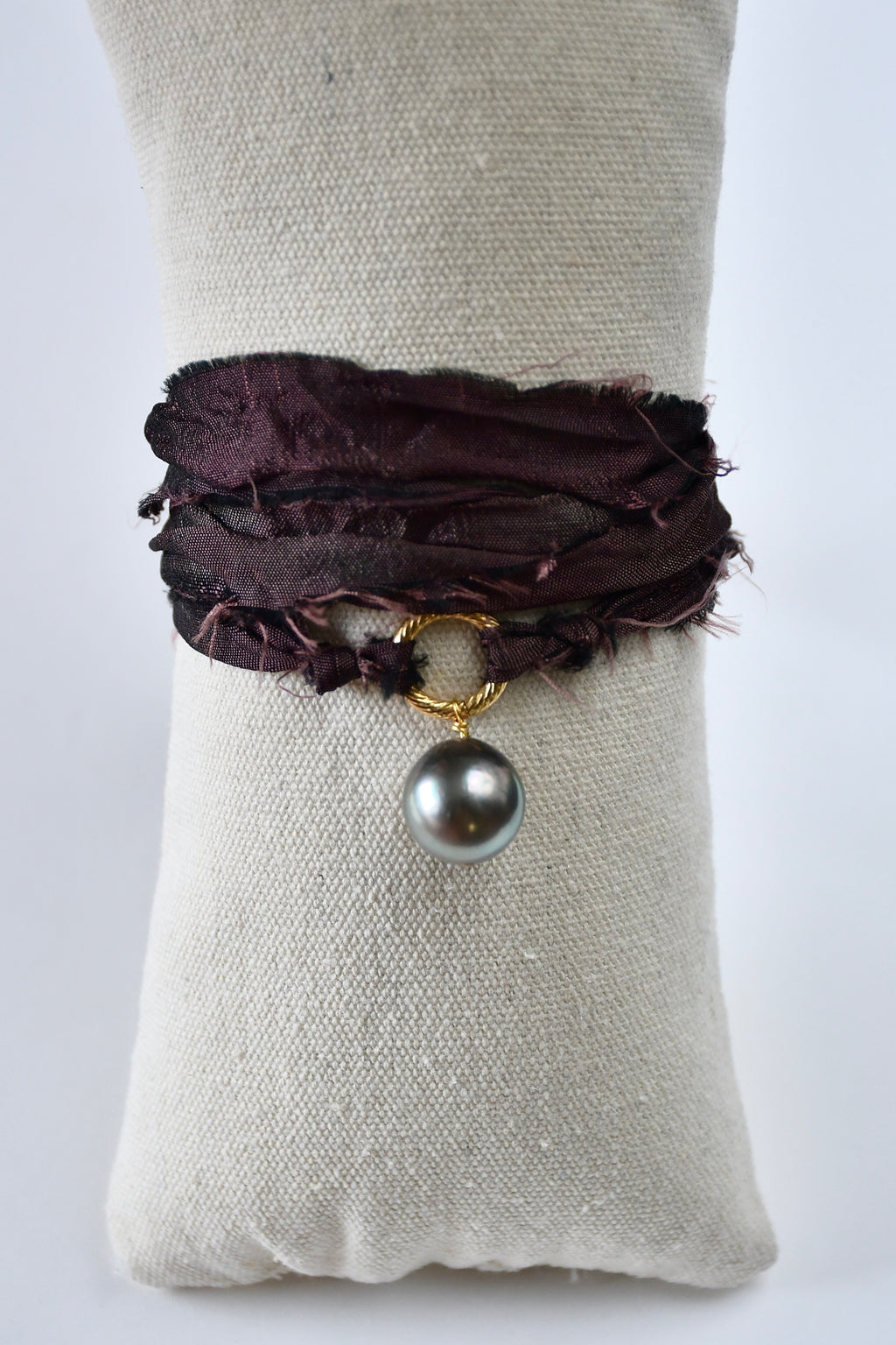 Collier perle de Tahiti sur ruban de soie — Le Mystère des Profondeurs