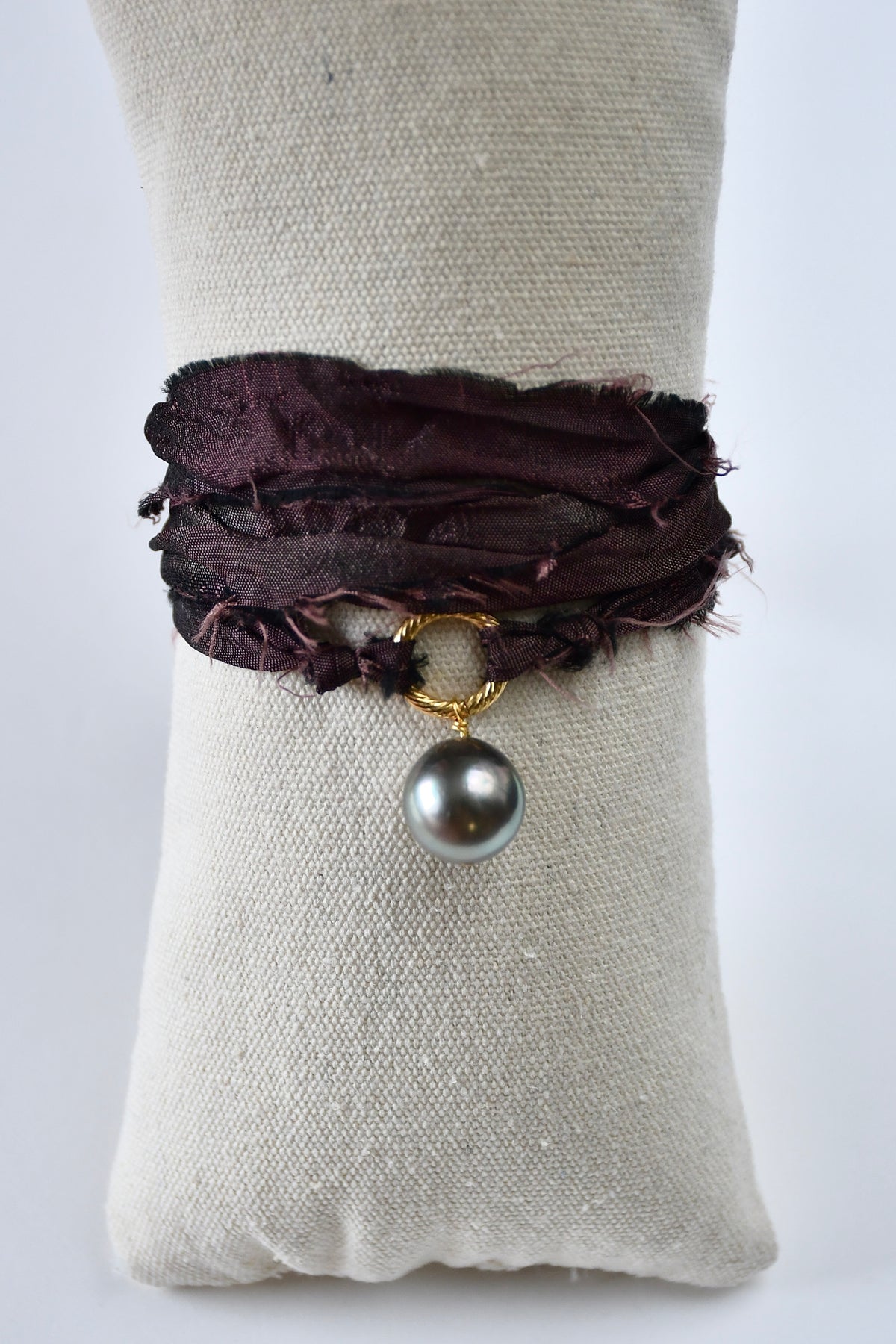 Collier perle de Tahiti sur ruban de soie — Le Mystère des Profondeurs