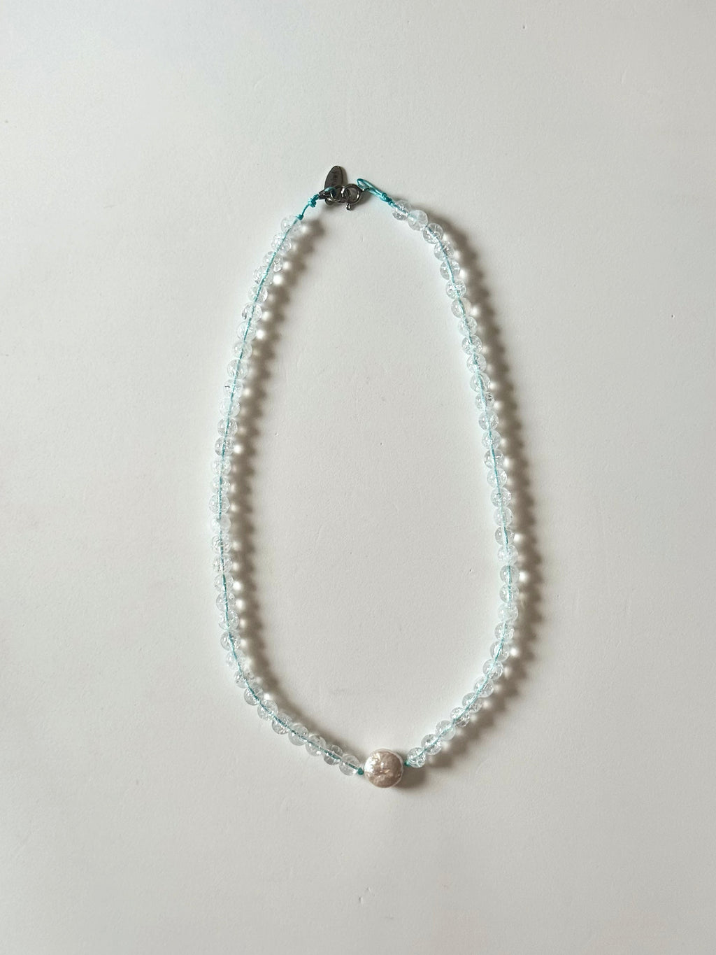 Halskette aus Bergkristall und Perle auf blauem Nylonfaden
