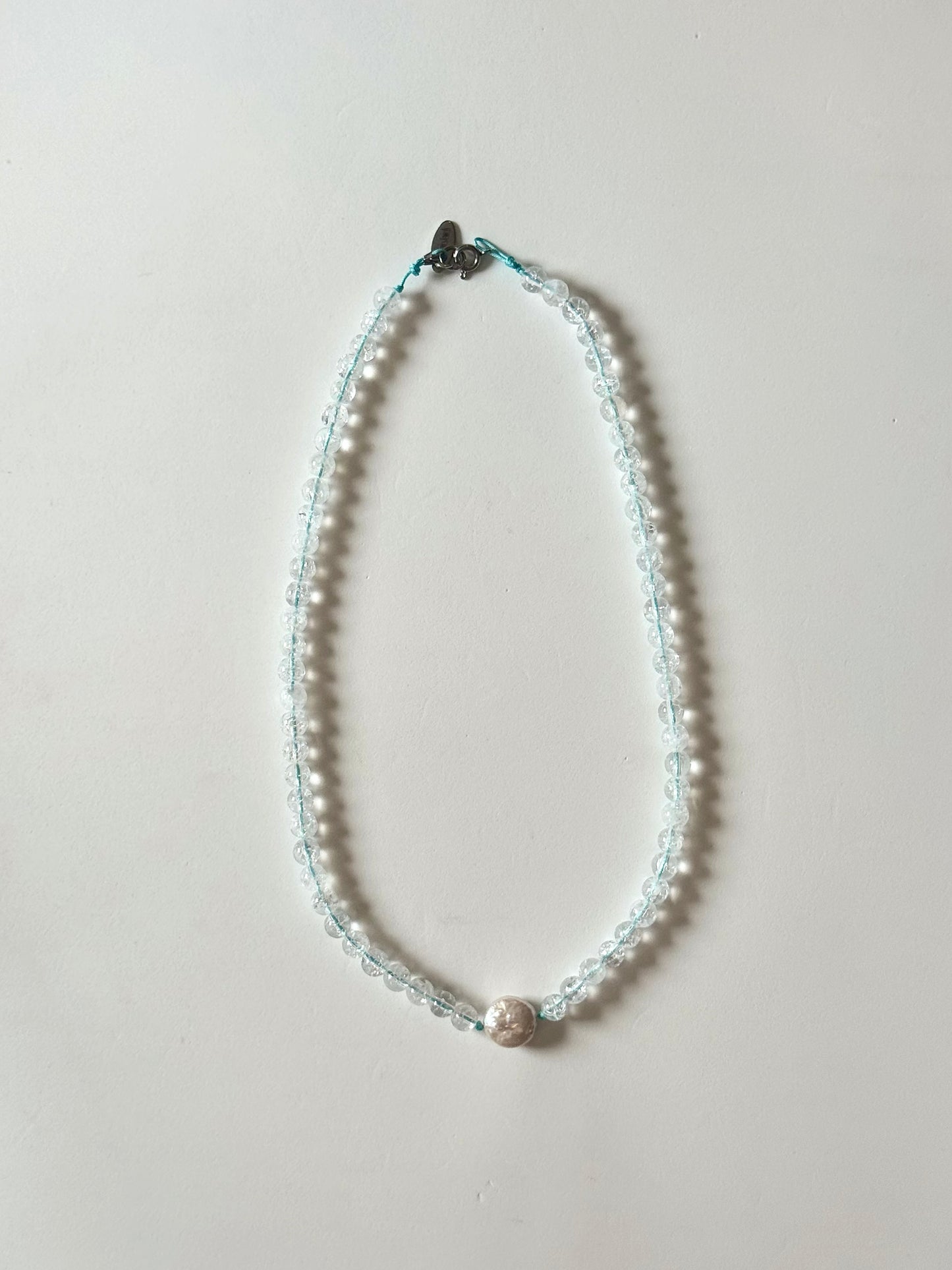 Collier Cristal de roche et Perle sur nylon bleu
